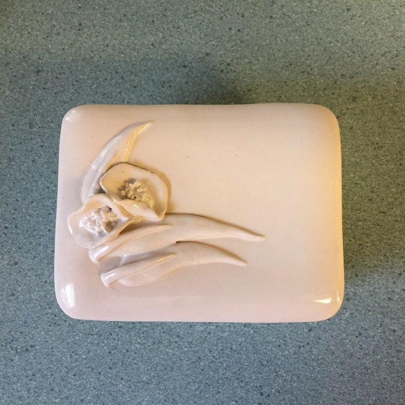ANTIQUE PORCELAIN LIDDED TRINKET BOX